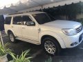 Selling White Ford Everest 2014 Automatic Diesel -2