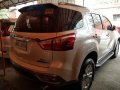 Selling White Isuzu Mu-X 2018 in Pasig-3