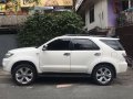 Selling White Toyota Fortuner 2009 in Manila-5