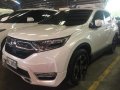 Selling White Honda Cr-V 2018 in Mandaluyong-8