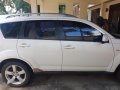 Selling White Mitsubishi Outlander 2009 in Manila-3