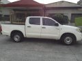 White Toyota Hilux 2010 for sale in Quezon City-7