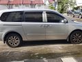 Selling Silver Kia Carnival 2010 Van in Manila-8