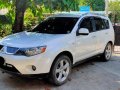 Selling White Mitsubishi Outlander 2014 in Marikina-0