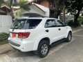 Selling White Toyota Fortuner 2005 in Makati-7