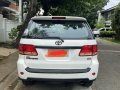 Selling White Toyota Fortuner 2005 in Makati-6