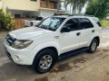 Selling White Toyota Fortuner 2005 in Makati-4