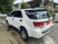 Selling White Toyota Fortuner 2005 in Makati-8