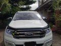 Selling White Ford Everest 2016 in Gapan-9