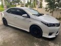 Selling Pearl White Toyota Corolla Altis 2016 in Angat-0