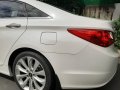 Selling Pearl White Hyundai Sonata 2011 in Pasig-5