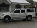 White Isuzu D-Max 2005 for sale in Iloilo-0