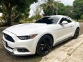 White Ford Mustang 2017-2