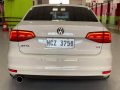 Selling Volkswagen Jetta 2017 -8