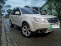 Selling White Subaru Forester 2009-5