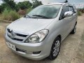 Selling Toyota Innova 2005-0