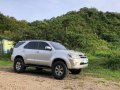 Selling Pearl White Toyota Fortuner 2005 in Samal-6