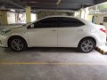 Selling Pearl White Toyota Corolla Altis 2015 in Makati-0