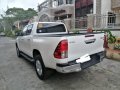 Selling White Toyota Hilux 2017 in Batangas-2