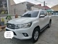 Selling White Toyota Hilux 2017 in Batangas-1