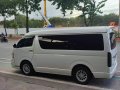 Selling White Toyota Hiace 2017 in Manila-7