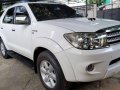 Selling White Toyota Fortuner 2009 in Manila-8