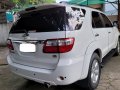 Selling White Toyota Fortuner 2009 in Manila-6