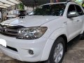 Selling White Toyota Fortuner 2009 in Manila-7