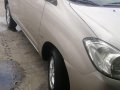 Selling Pearl White Toyota Innova 2010 in Taguig-8