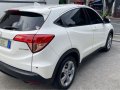 Selling Pearl White Honda Hr-V 2015 in Makati-3