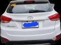 Selling Pearl White Hyundai Tucson 2015 in Manila-5
