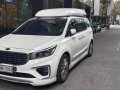 Selling Pearl White Kia Carnival 2019 in Pasay-6