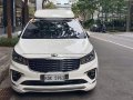 Selling Pearl White Kia Carnival 2019 in Pasay-5