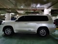 Selling Pearl White Toyota Land Cruiser 2017 in Makati-6