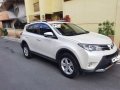 Selling Pearl White Toyota RAV4 2013 in Manila-6