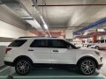 Selling Pearl White Ford Explorer 2019 in Makati-1