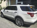 Selling White Ford Explorer 2016 in Makati-1