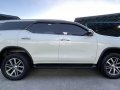 Casa Maintain. Low Mileage. Factory Plastic Intact Toyota Fortuner V AT Pearl White-4
