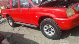 Mitsubishi L200 Endeavor 4X4 2006 vs Hilux