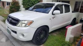 Toyota Hillux 2006 AT White Pick up For Sale 