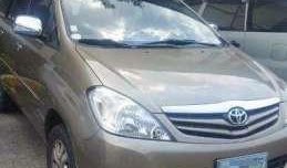 Toyota innova e 2010 AT