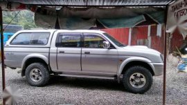 L200 Strada 4wd Turbo diesel Mitsubishi pick up 2002 camper shell