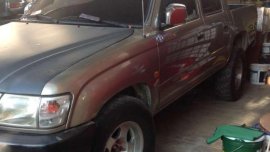 FOR SALE TOYOTA Hilux 03 sr5 Manual 4X2