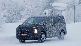 Next-gen Outlander-based Mitsubishi Delica spied in snow