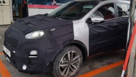 Kia Sportage 2019 facelift spied while stopping for a refuel in South Korea
