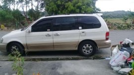 Kia Sedona 2002 white and gold FOR SALE
