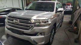 2018 Toyota Land Cruiser LC200 Premium FO Silver White Pearl Black AT