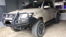 SELLING TOYOTA Hilux G 2015