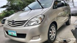 SELLING TOYOTA Innova E 2011 manual diesel