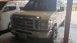 2010 Ford E150 All power 3 rows captain seats